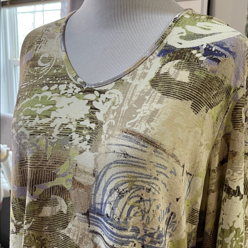 CHICOS THREE QUARTER SLEEVE FLORAL ABSTRACT CREAM GREEN PURPLE TOP CHICOS SIZE 2 - Picture 3 of 13